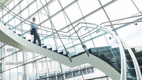 Man loopt trap af op kantoor