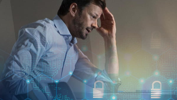 Man kijkt gestrest naar zijn scherm