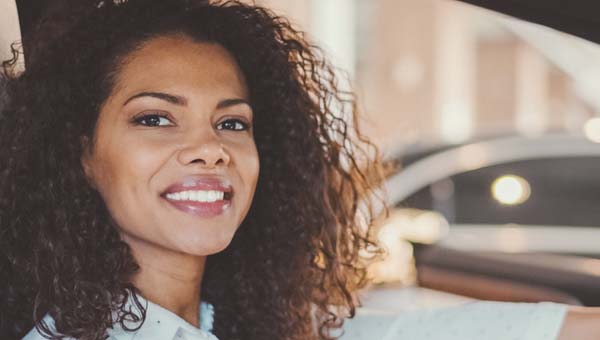 Vrouw achter het stuur in de auto
