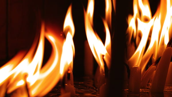 Brandende kaarsen die omvallen