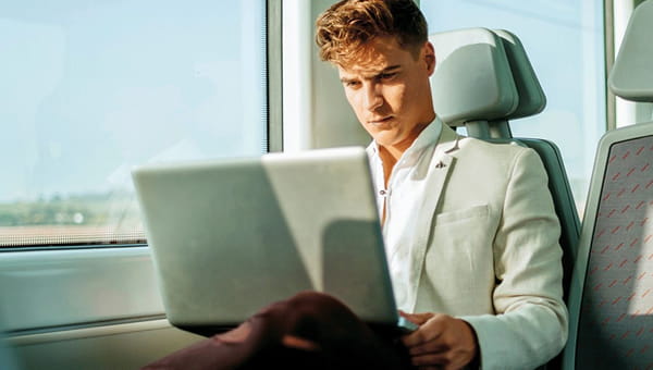 Man met laptop in de trein
