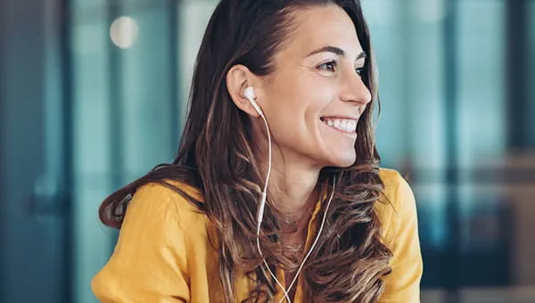 Lachende jonge vrouw