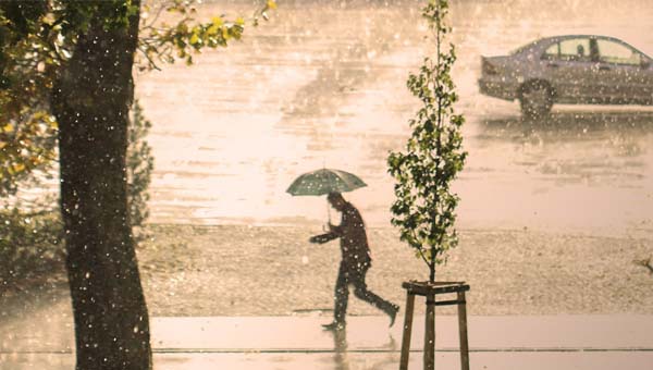 Man rent door de storm