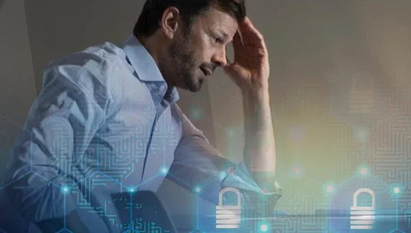 Man kijkt gestrest naar zijn scherm