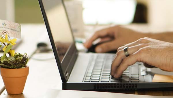 Persoon tikt op toetsenbord van een laptop