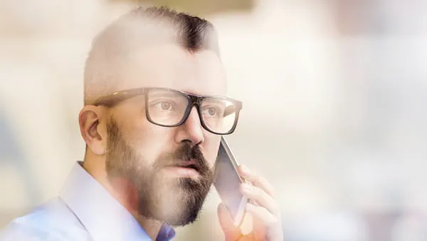 Man aan telefoon