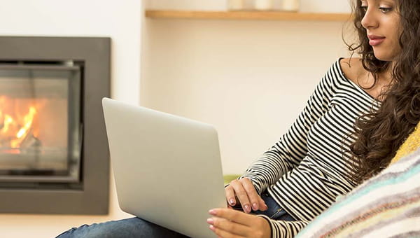 Vrouw bij openhaard