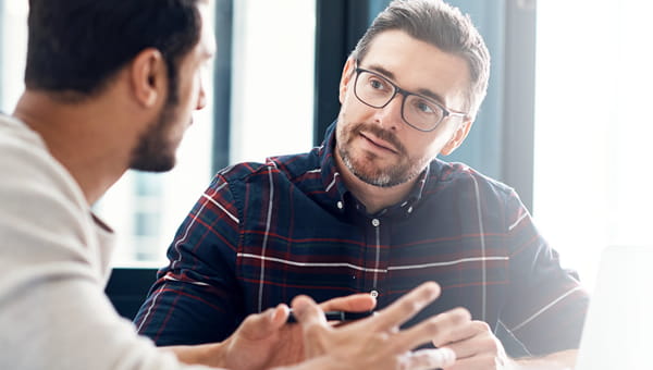 Man in gesprek met adviseur